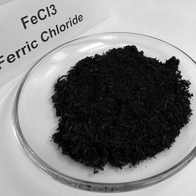 Cloruro di cristallo scuro 7705-08-0 anidro del ferro III del cloruro ferrico FeCL3 di Brown per il trattamento delle acque