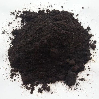 Sostanza solubile cristallina nera del cloruro ferrico della polvere FeCL3 in metanolo